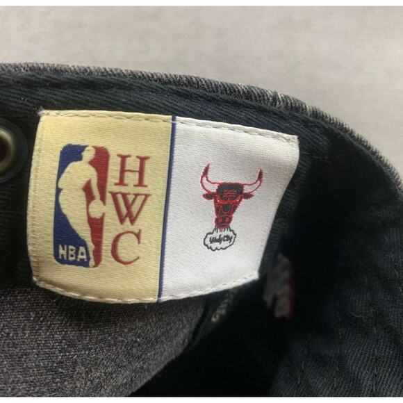 Mitchell & Ness HWC CHICAGO BULLS Back to Back World Champions Buckle Strap Cap - Picture 8 of 8